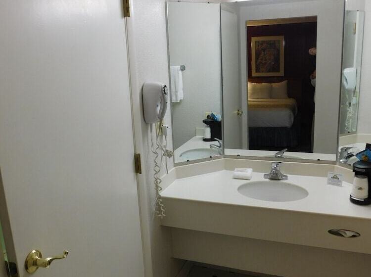 ２ダブルベッドのスタンダードルーム, Days Inn & Suites By Wyndham Arlington Heights