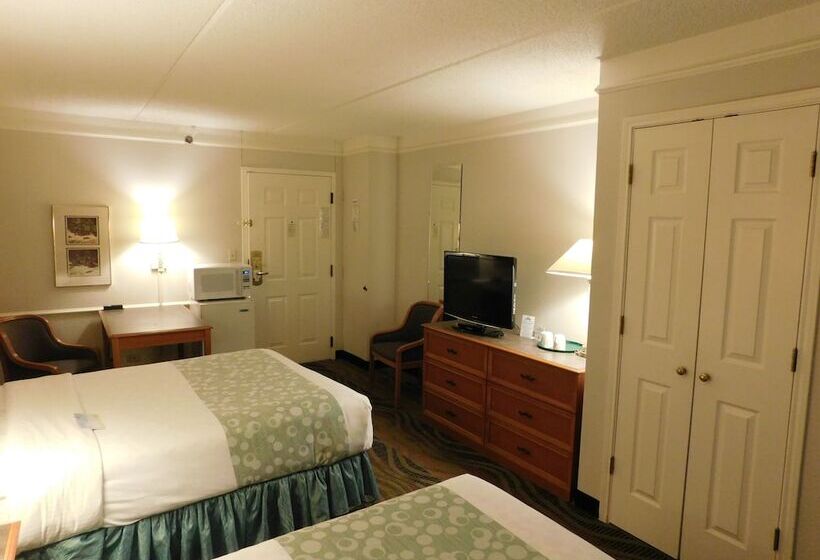 ２ダブルベッドのスタンダードルーム, Days Inn & Suites By Wyndham Arlington Heights