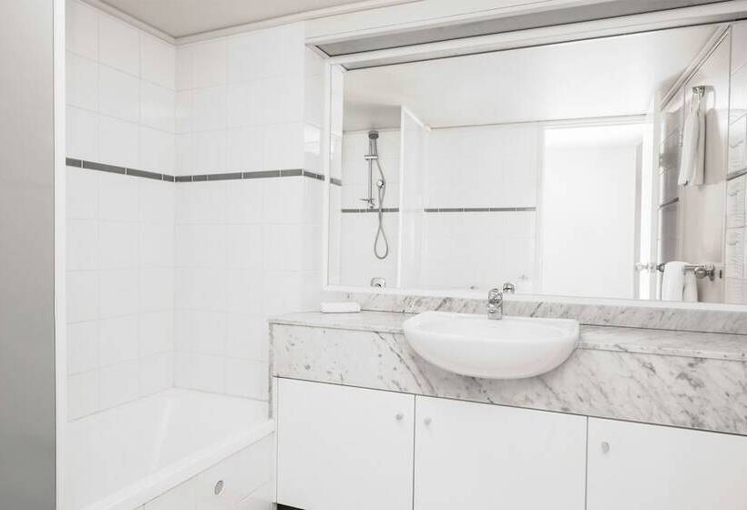 침실 3개 아파트, Breakfree Capital Tower Apartments
