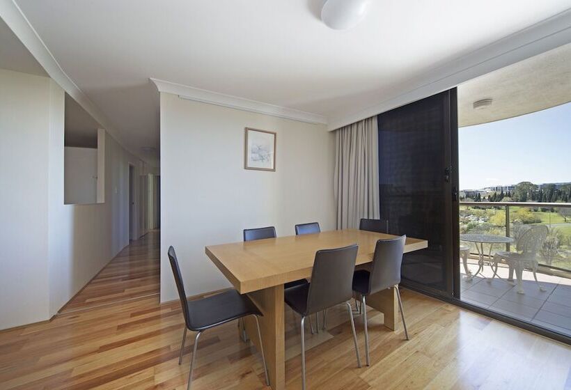 침실 3개 아파트, Breakfree Capital Tower Apartments