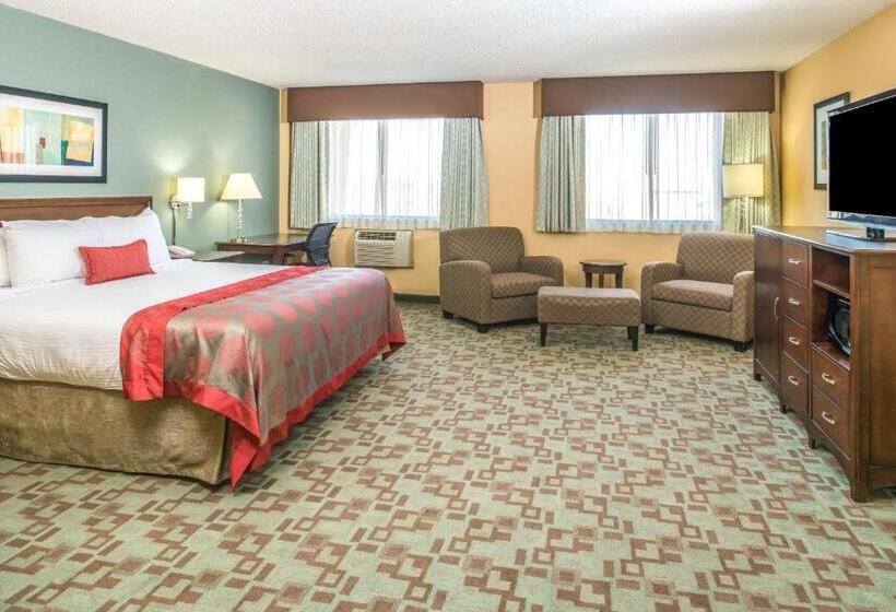 キングサイズベッドのデラックススイート, Ramada By Wyndham Saskatoon