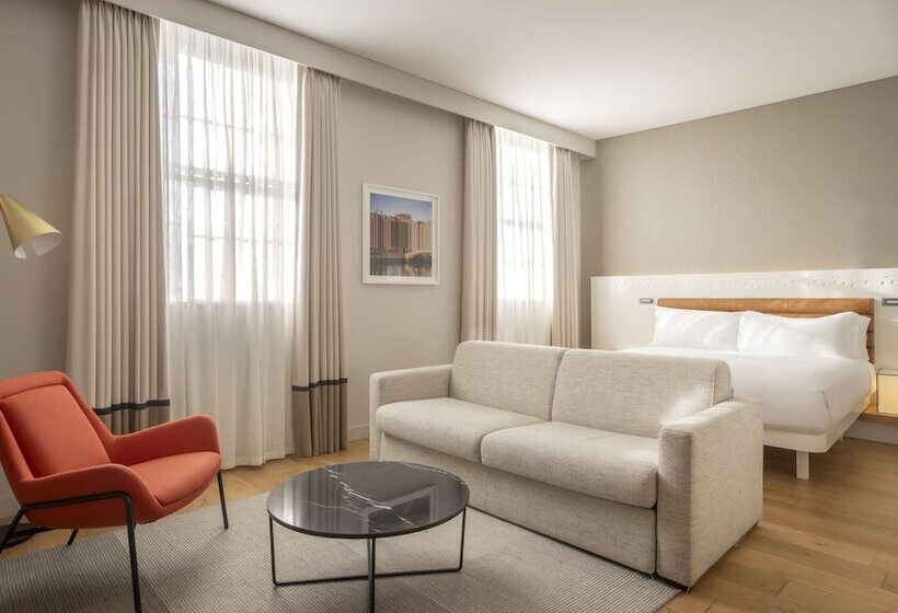带大床的小型套房, The Morrison Dublin, Curio Collection By Hilton