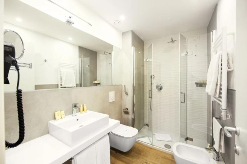 Habitación Estándar, Regio