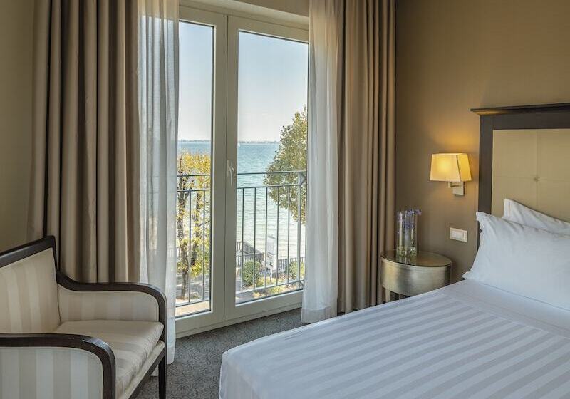 Suite with lake view, Villa Rosa Hotel Desenzano