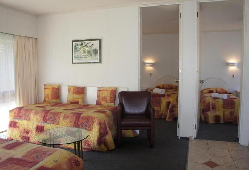 Семейный Номер, Airport Goldstar Motel