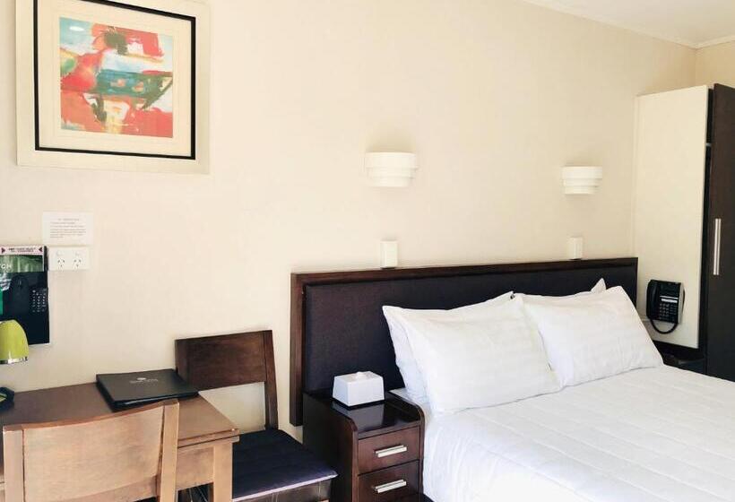 이그제큐티브 스튜디오, Tudor Court Motor Lodge