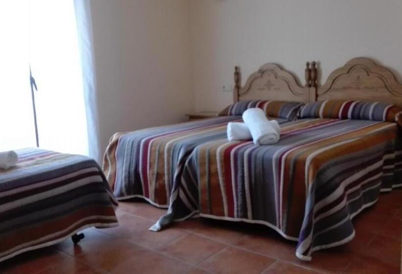 Четырехместный Номер Классик, Hostal La Vega