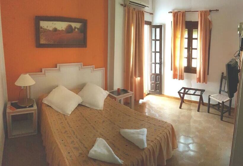 Номер Стандарт с Балконом, Hostal Los Arcos