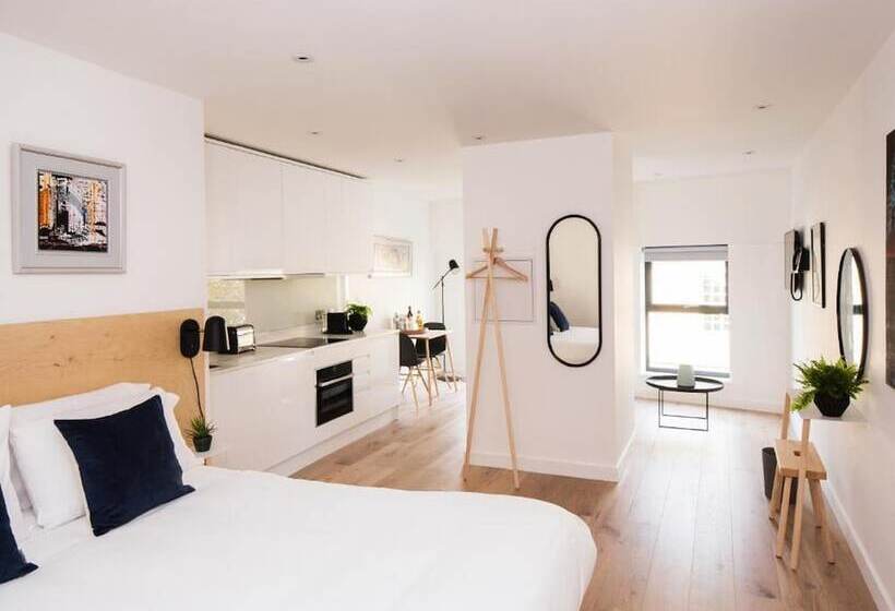 스탠다드 스튜디오, Hiding Space   Westgate Apartments