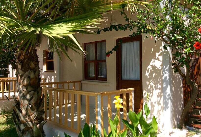 Трехместный Номер Стандарт с Балконом, Sunset Boutique Hotel & Apartments
