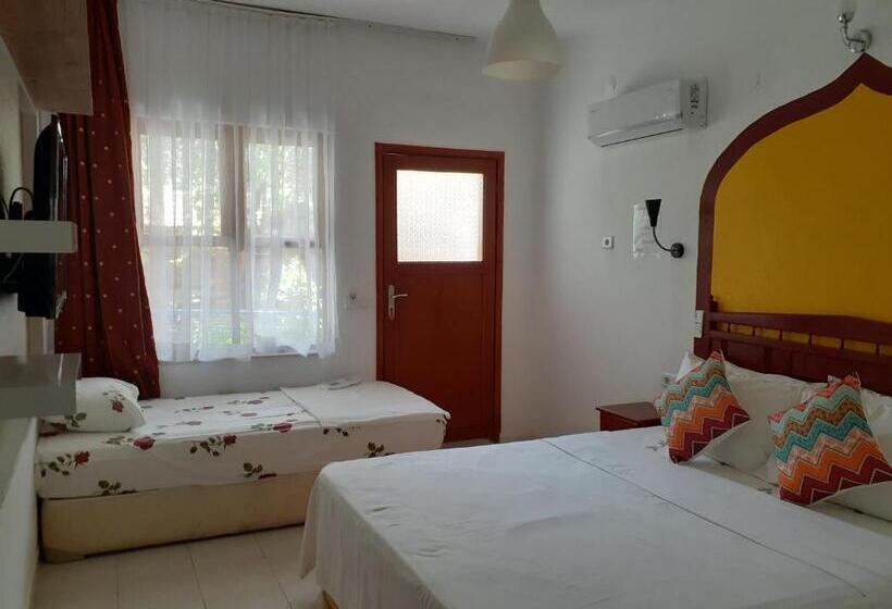 Трехместный Номер Стандарт с Балконом, Sunset Boutique Hotel & Apartments