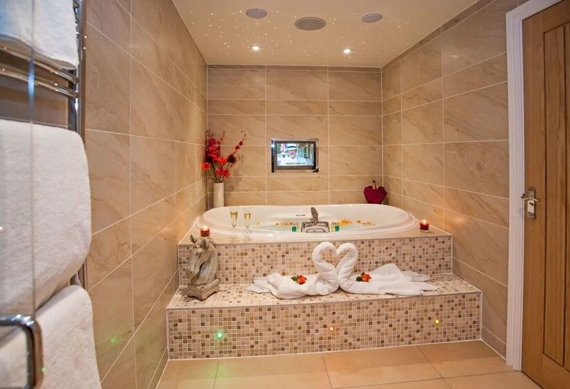 Люкс Повышенной Комфортности, Windermere Boutique Hotel Spa Suites & Hot Tubs