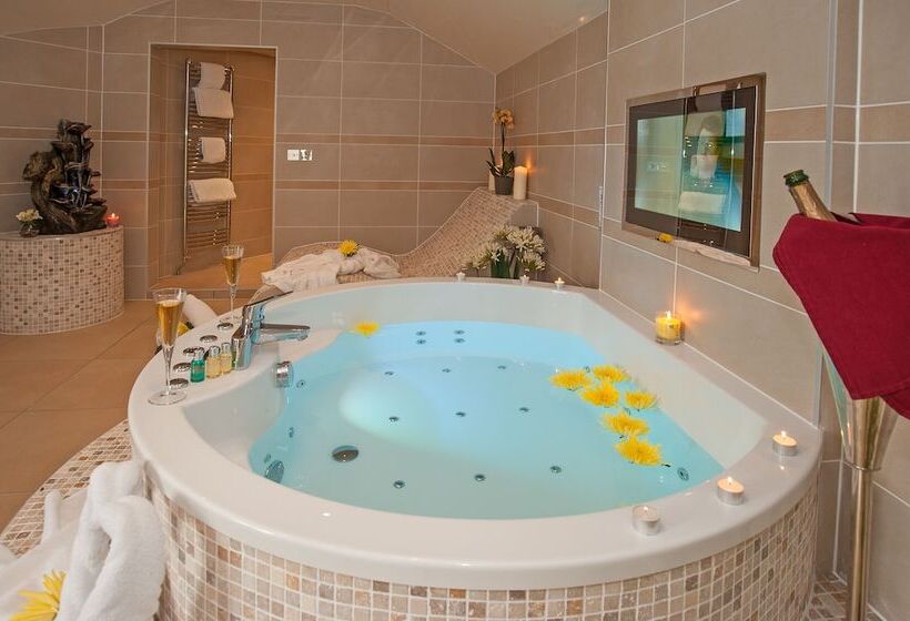 Люкс Повышенной Комфортности, Windermere Boutique Hotel Spa Suites & Hot Tubs