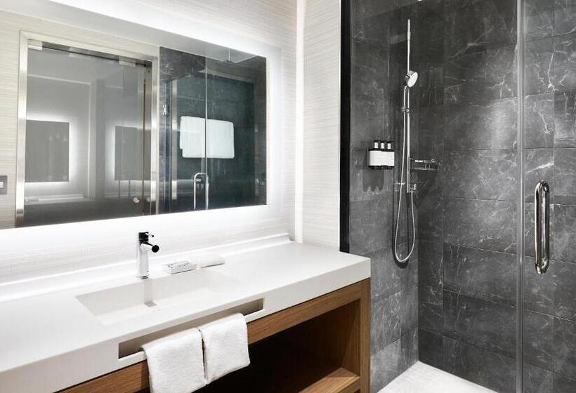 اتاق استاندارد با تخت بزرگ برای معلولان, Ac Hotel By Marriott Houston Downtown