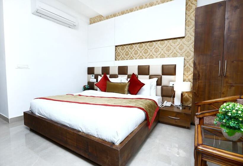 اتاق اجرایی, Amritsar Grand