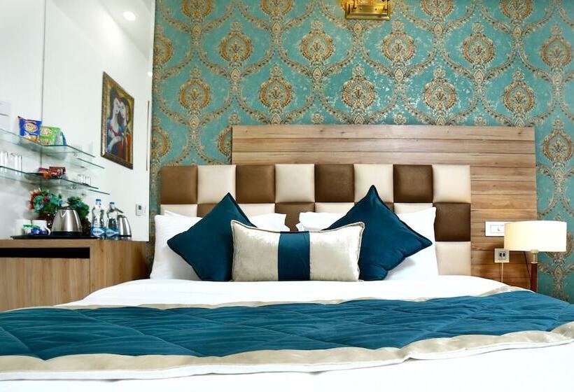 اتاق اجرایی, Amritsar Grand