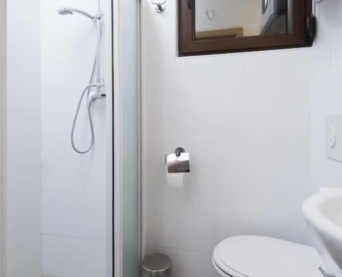 إستوديو قياسى, La Perla Apartments