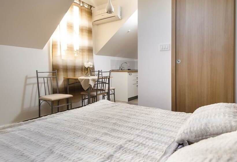 إستوديو كومفورت, La Perla Apartments
