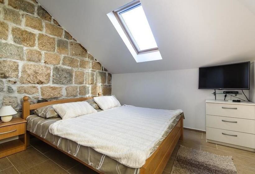إستوديو كومفورت, La Perla Apartments