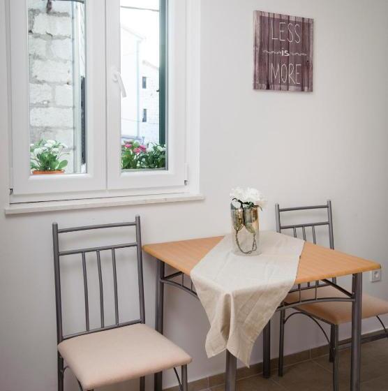 إستوديو كومفورت, La Perla Apartments