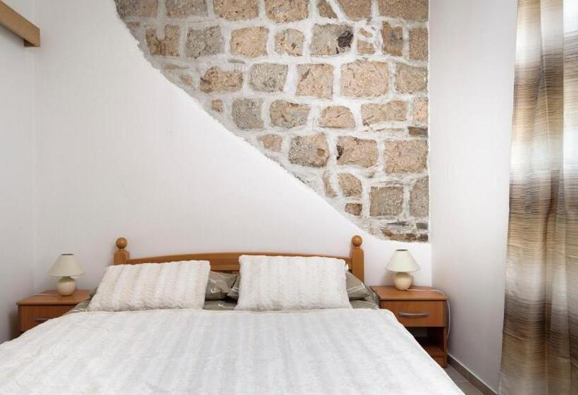 إستوديو كومفورت, La Perla Apartments