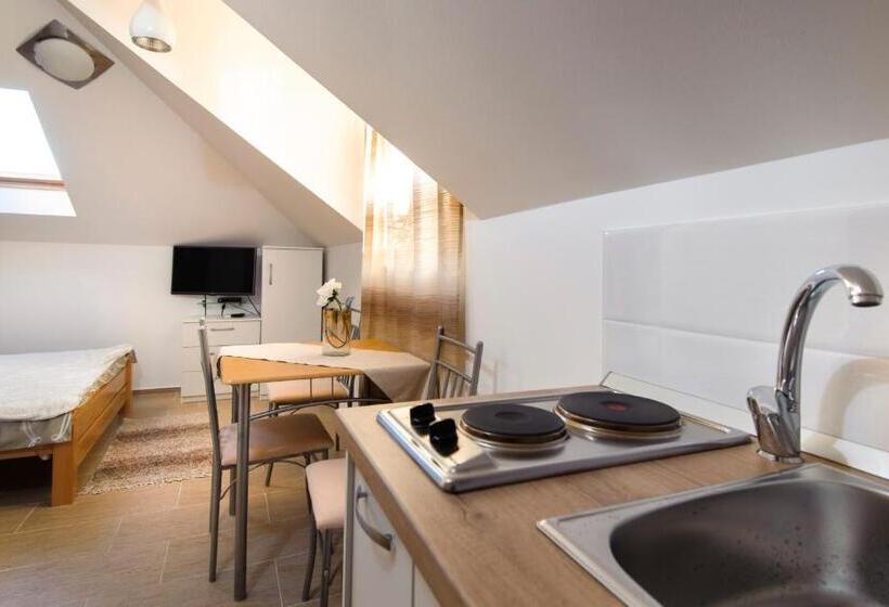 إستوديو قياسى, La Perla Apartments