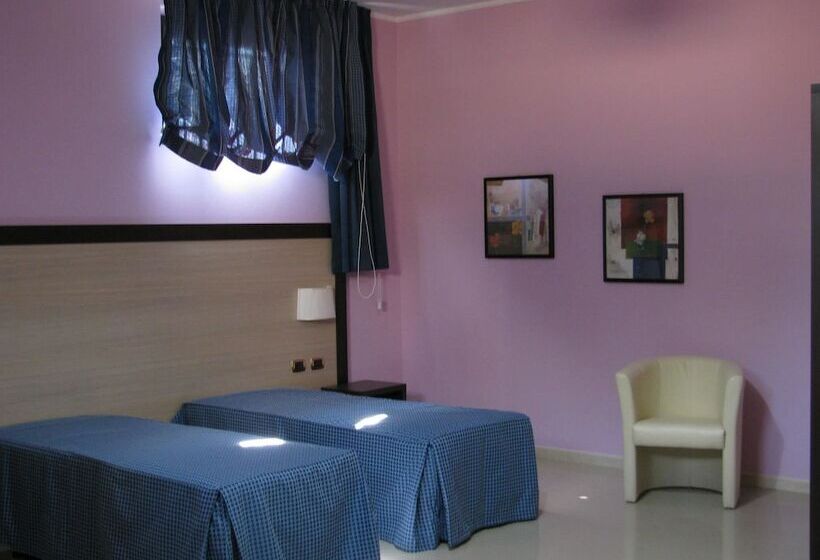 اتاق ساده سه‌ نفره, Albergo Roma