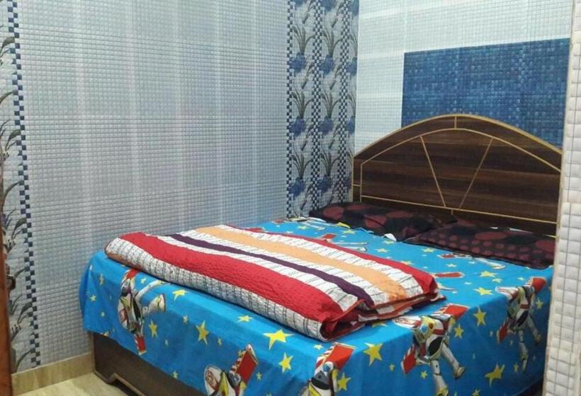 اتاق لوکس با تخت بزرگ, Sai Kripa Guest House