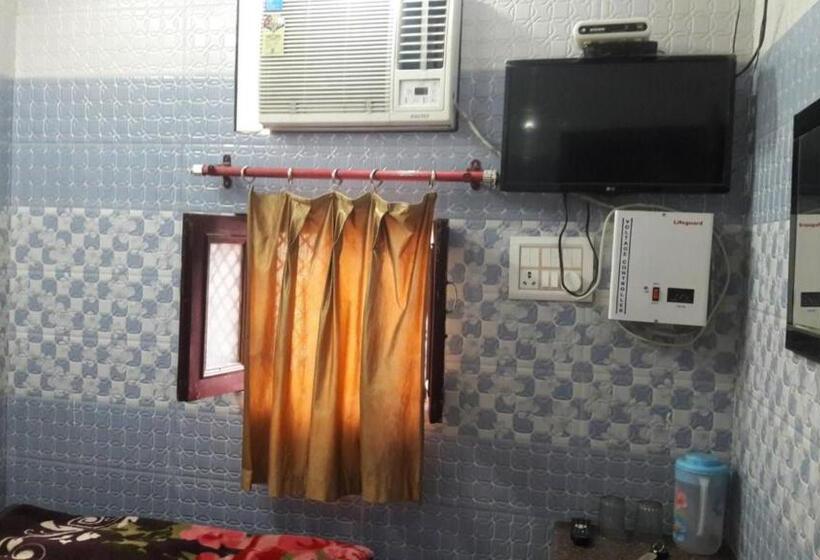 اتاق سوپریور چهار تخته, Sai Kripa Guest House