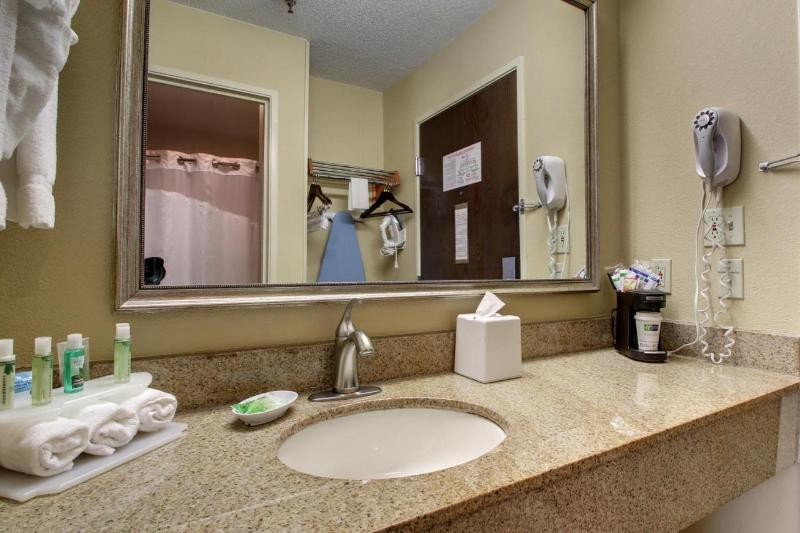 Номер Стандарт Адаптированный для Инвалидов, Holiday Inn Express Hotel Fort Campbell Oak Grove, An Ihg