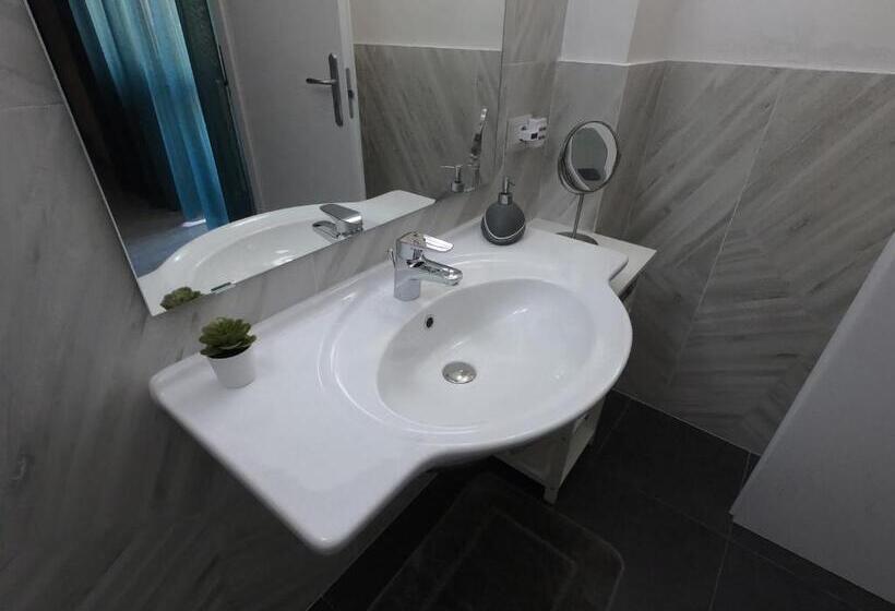 חדר דחוקס עם מיטת קינג, Pinotto Bnb