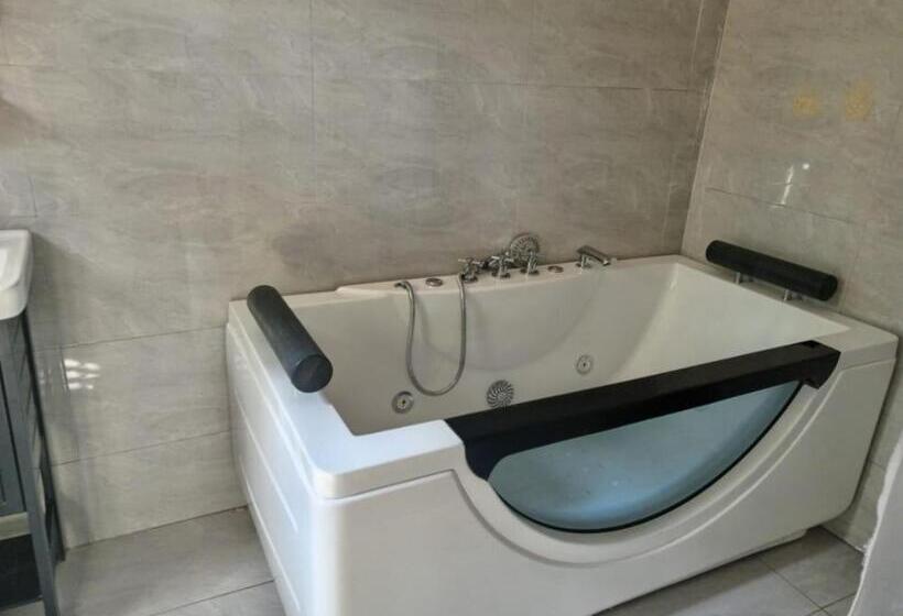 اتاق لوکس, Matt Bed And Breakfast