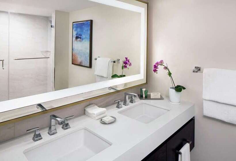 اتاق لوکس با تخت بزرگ, Hall Arts Hotel Dallas, Curio Collection By Hilton