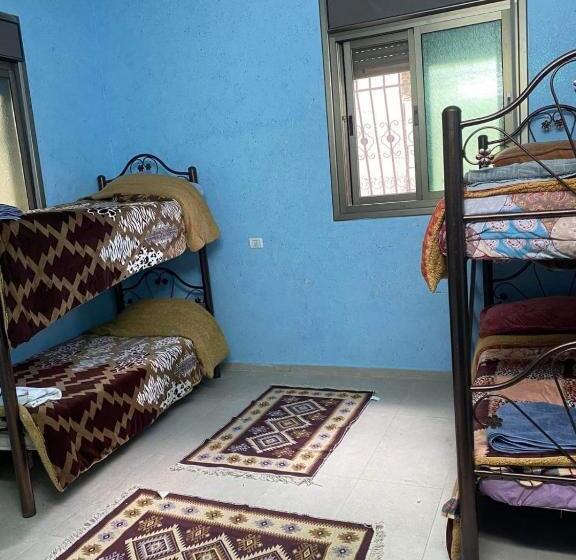 تختخواب در اتاق مشترک, Hebron Hope Guesthouse