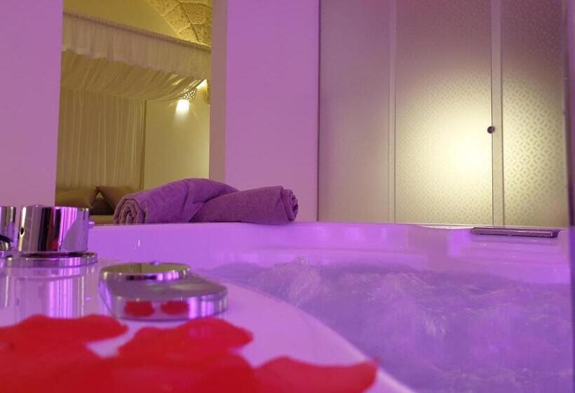 Люкс с гидромассажем, Christian S Suites & Spa