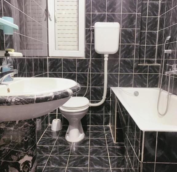 اتاق استاندارد با سرویس بهداشتی مشترک, Hostel Holiday Cetinje