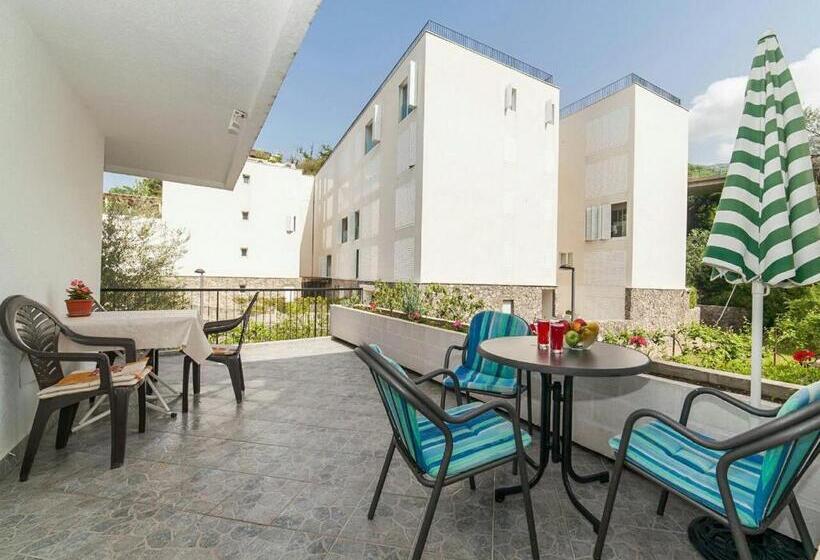 استودیوی استاندارد, Hana Accommodation