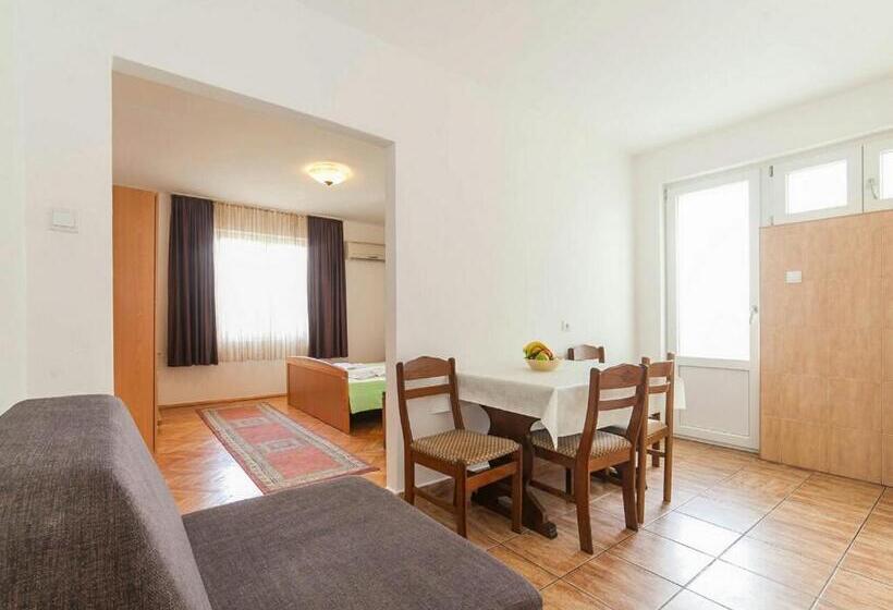 استودیوی استاندارد, Hana Accommodation