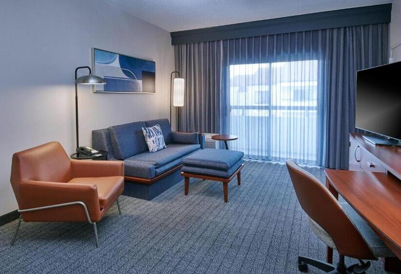 Люкс, Courtyard By Marriott Detroit Livonia