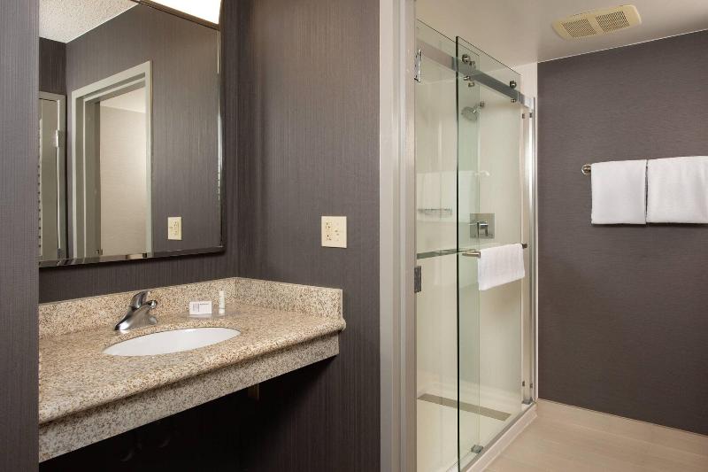 غرفة قياسية سرير كينج, Courtyard By Marriott Frederick