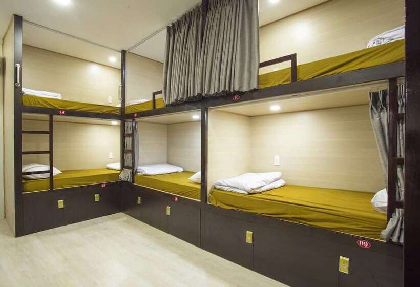 تختخواب در اتاق مشترک, Saigon Marvel Hostel