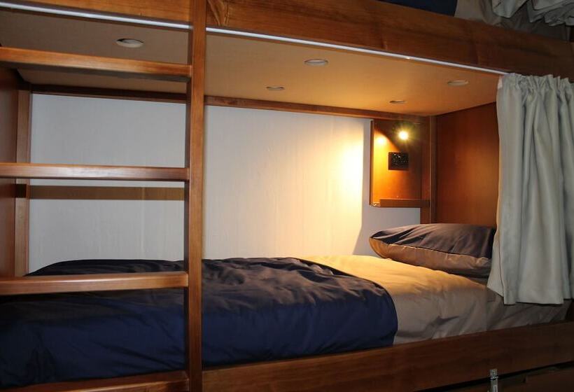 Vuode Makuusalissa, Haka Lodge Ponsonby   Hostel