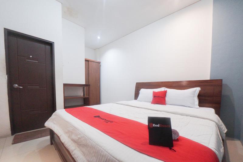 Номер Стандарт, Reddoorz Plus Near Green Pramuka Square Mall
