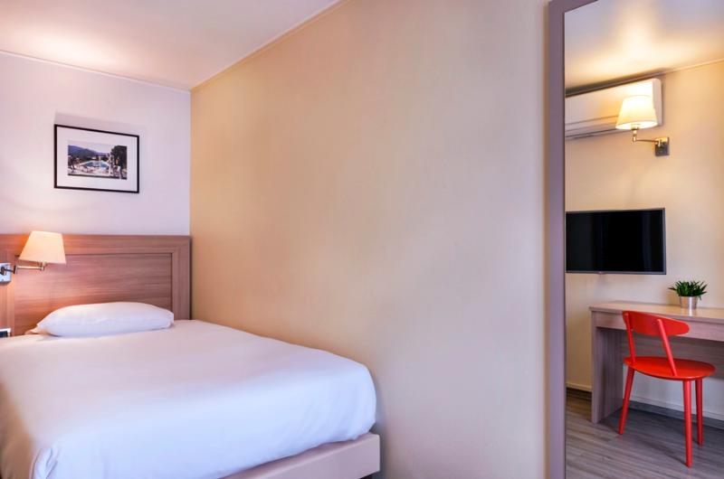 适合残疾人士使用的带超级大床的标准间, Holiday Inn   Kansas City   Northeast, An Ihg