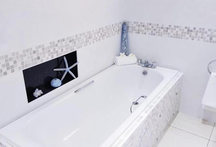اتاق لوکس با بالکن و چشم‌انداز دریا, Calm Sorento