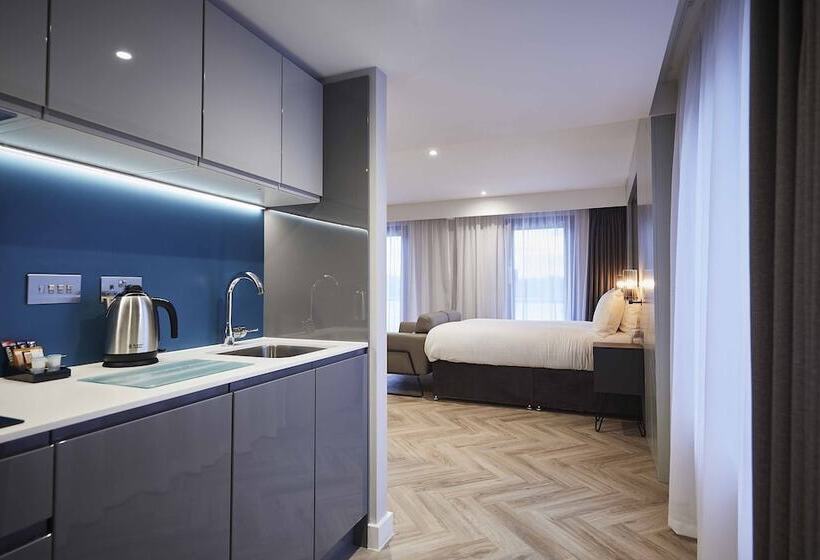 Семейное Студио, Roomzzz York City