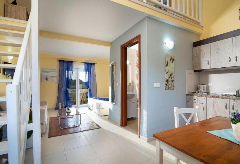 复式房间, Caretta Village