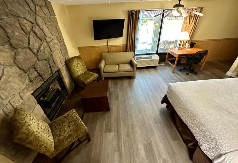 带大床的套房, Clarion Inn & Suites Near The Leconte Center Pigeon Forge