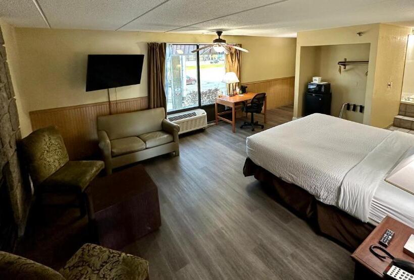 带大床的套房, Clarion Inn & Suites Near The Leconte Center Pigeon Forge