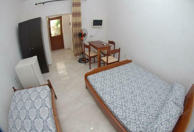 اتاق استاندارد سه نفره, Isufi Guest Houses